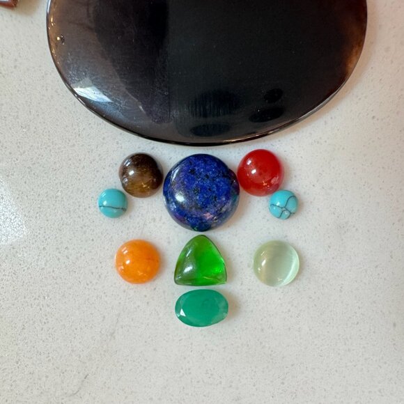 Cabochon and Gemstone Lot with Emerald, Jade, Green Onyx, Agate, and more - Picture 10 of 14